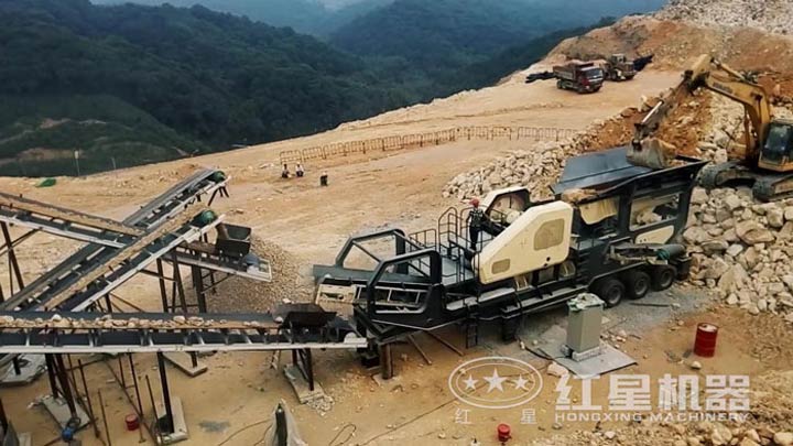 石灰石移動破碎生產(chǎn)線現(xiàn)場，配移動顎破機
