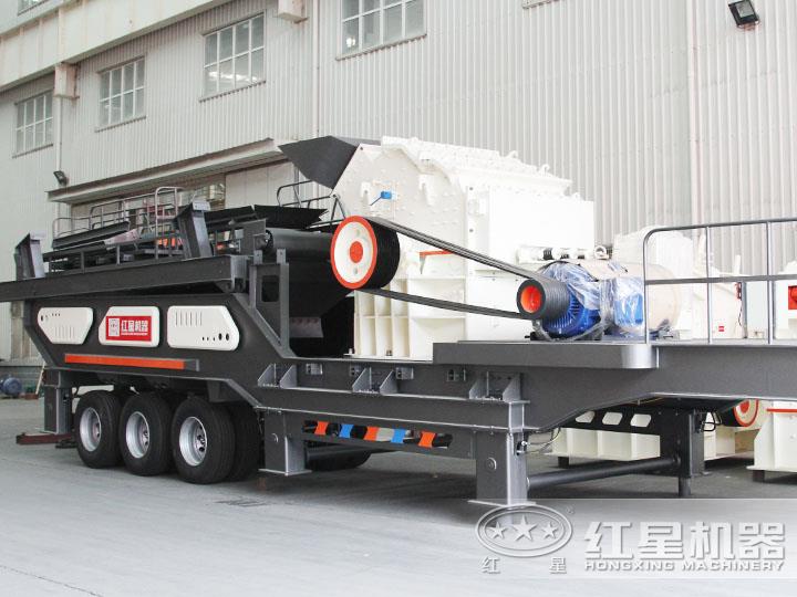 移動式細碎機能夠?qū)Σ煌捕鹊奈锪线M行細碎加工，效能高節(jié)能
