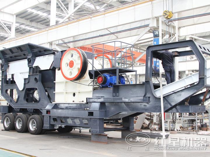 小型移動顎式破碎車集給料、破碎、傳輸為一體