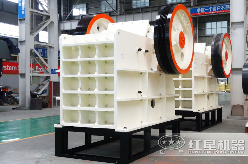 鄂式破碎機，進料口大，產量達1-2200t/h